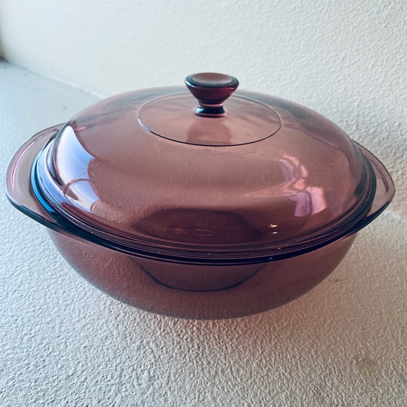SOLD! VTG? Pyrex cranberry 2L casserole dish
